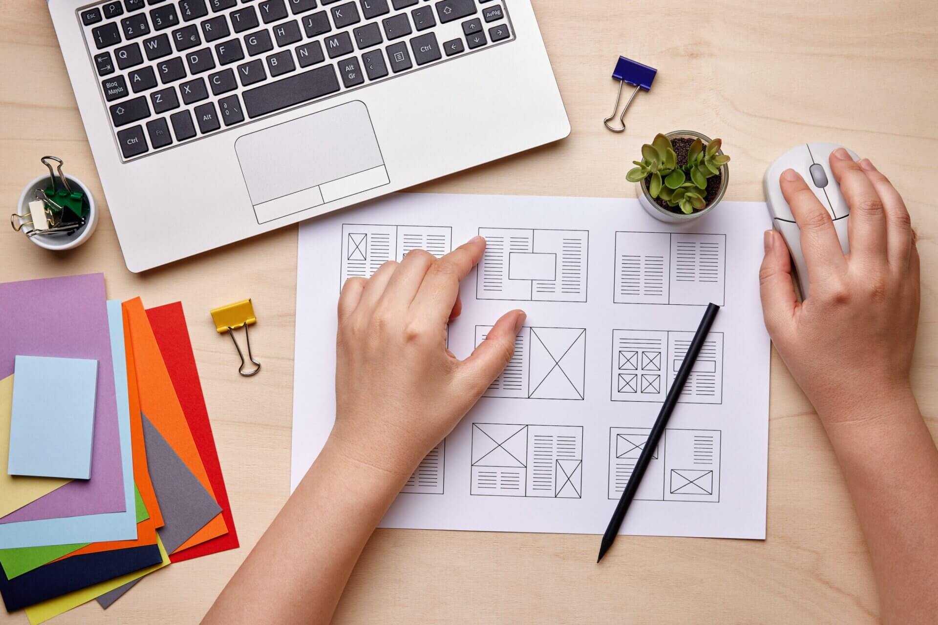 persona trabajando en diseño editorial