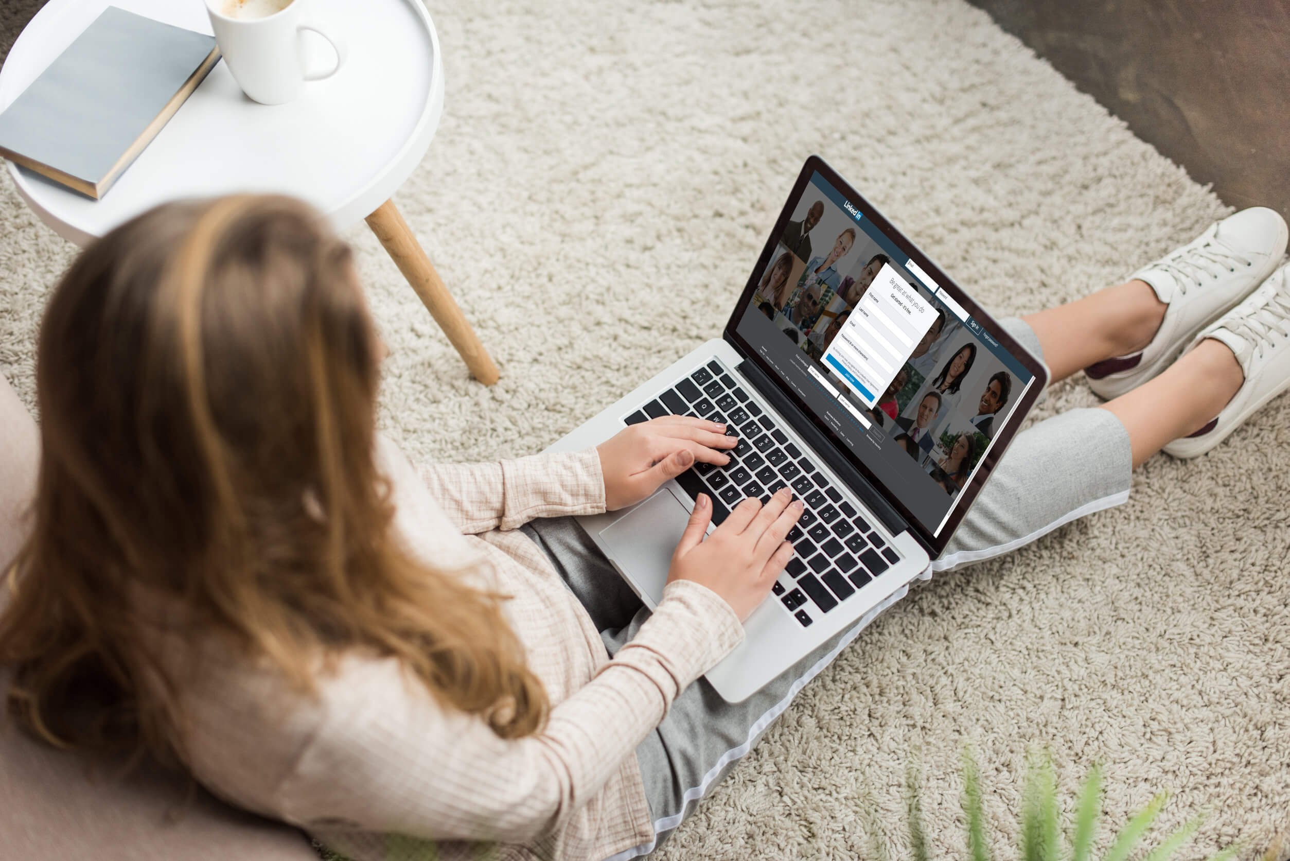 Persona utilizando su computadora siendo community manager en LinkedIn